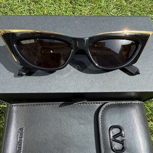 $1K Valentino Garavani 5517 V-Goldcut I VLS 113A Gold Black  Cat Eye Sunglasses
